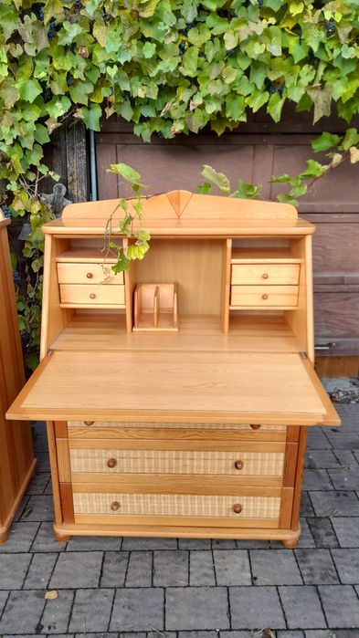 Stylowy sekretarzyk naturalny–drewno+ rattan,funkcjonalność i natura