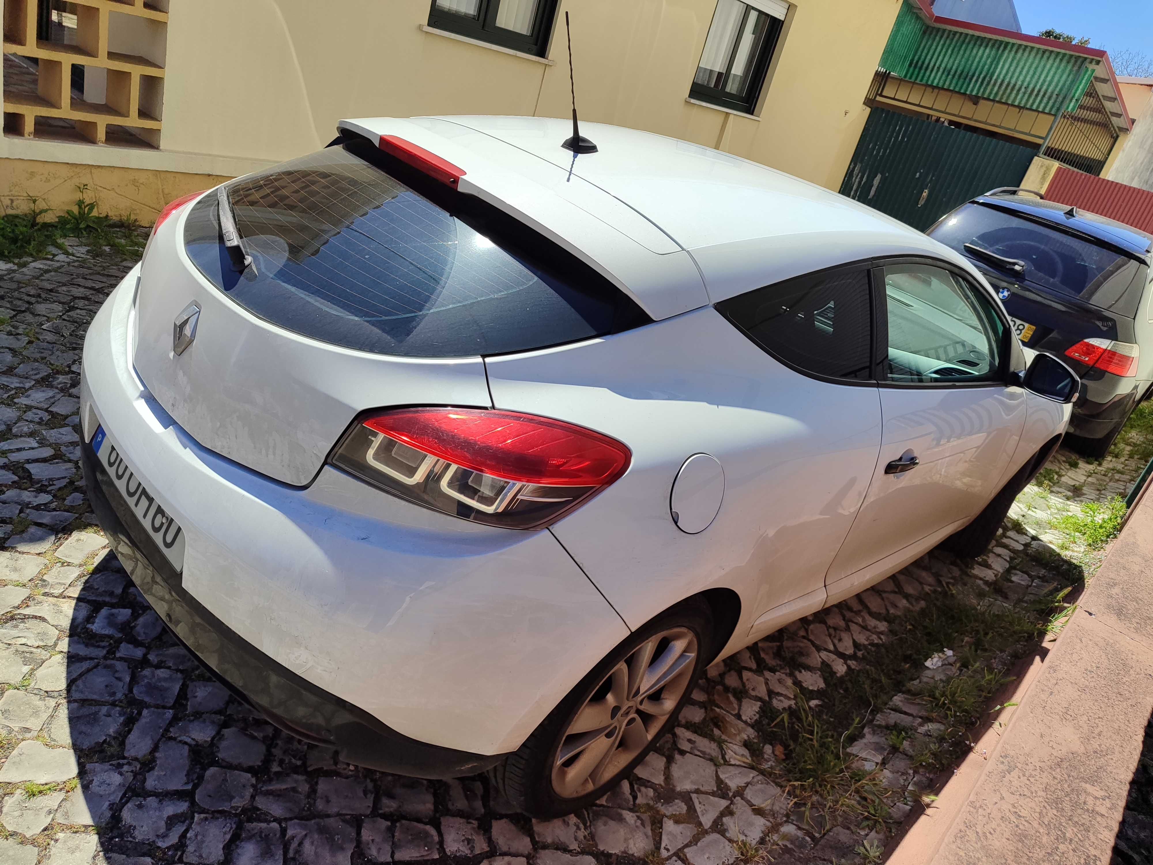 Vendo Renault Megane coupé, comercial impecável, valor negociável.