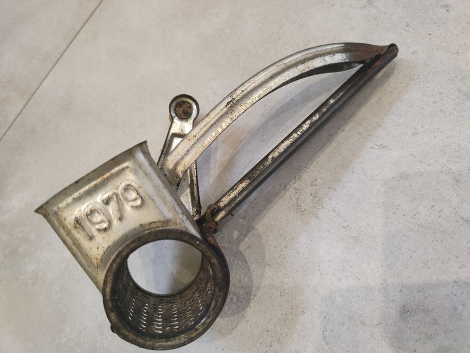 Vintage ręczna tarka obrotowa do orzechów sera CR