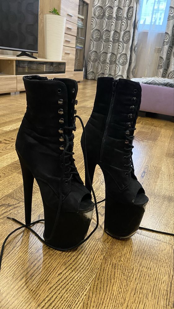 Стрипы Pleaser для танцев