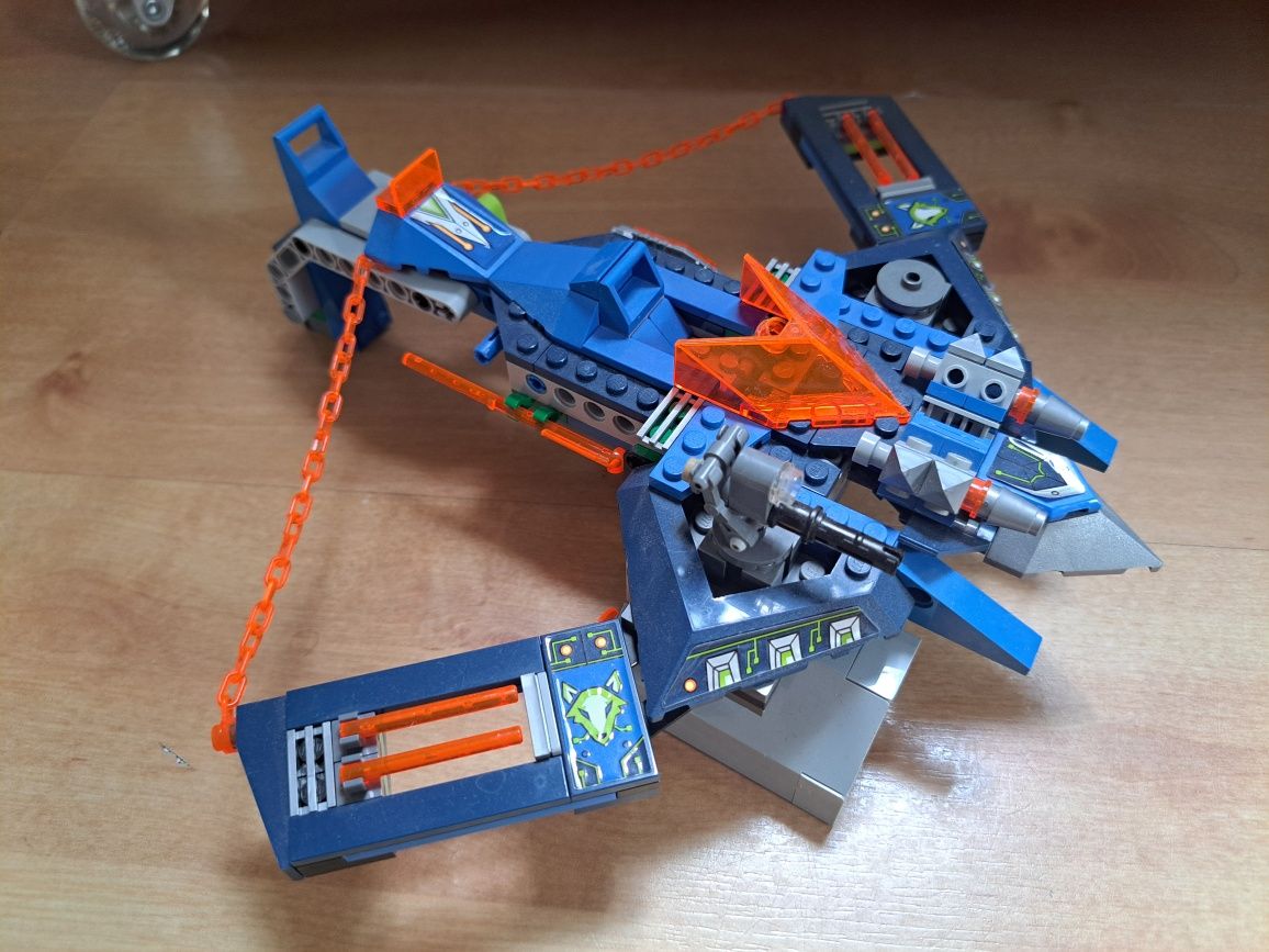 LEGO Nexo Knights 70320 Myśliwiec V2 Aarona
