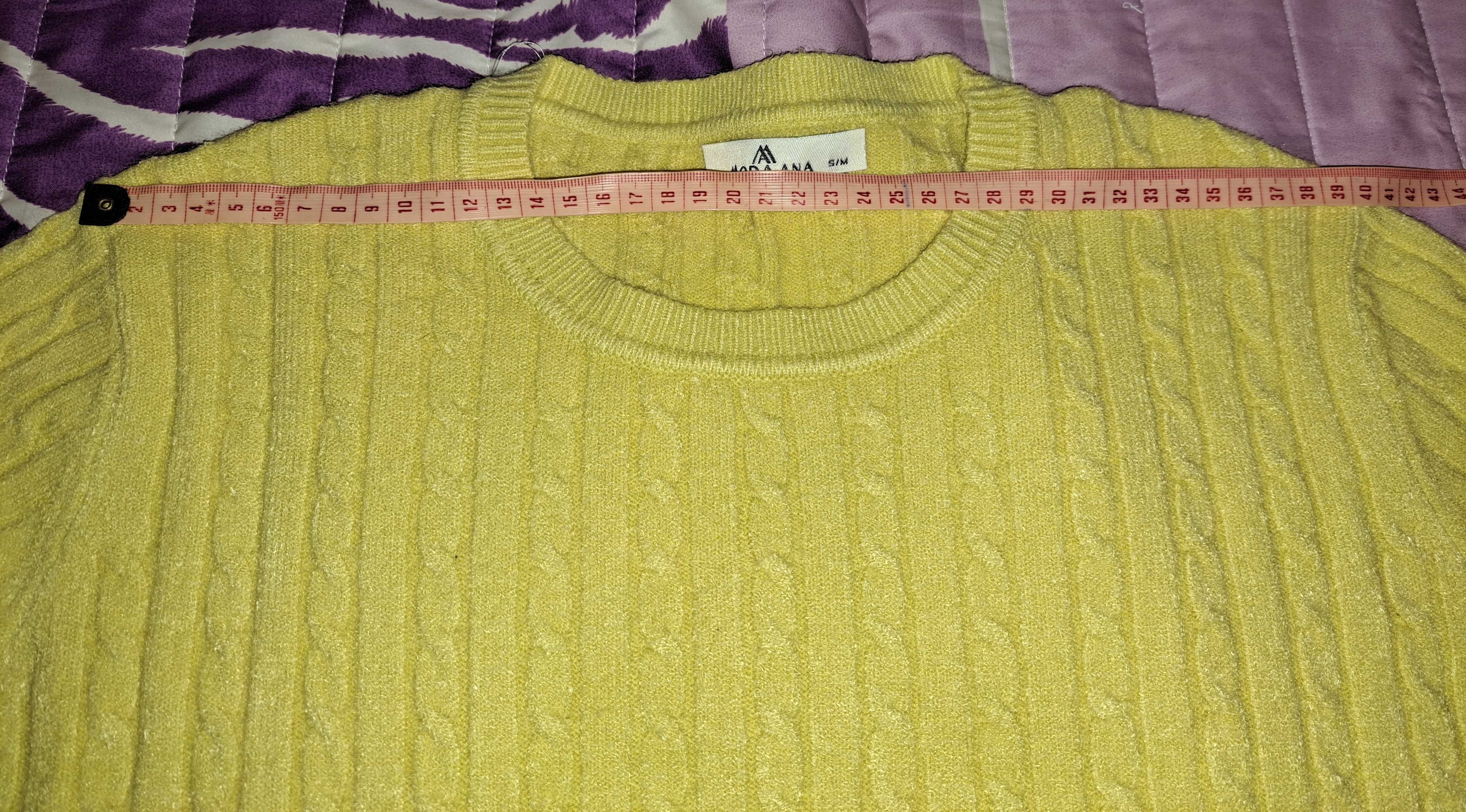 camisola amarela com pormenor bordado em baixo