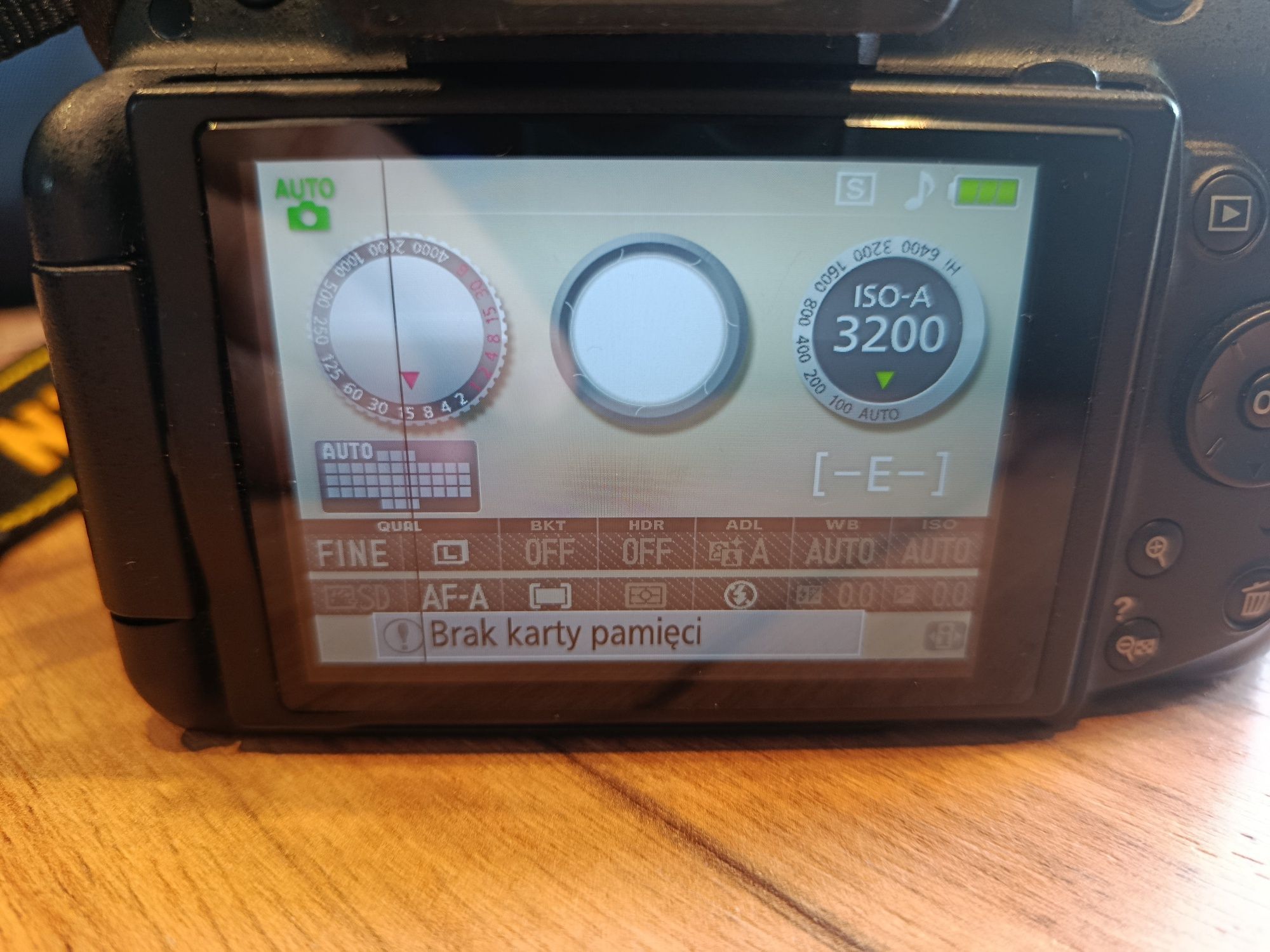 Nikon D5200 plus 2 obiektywy futerał karta pamięci