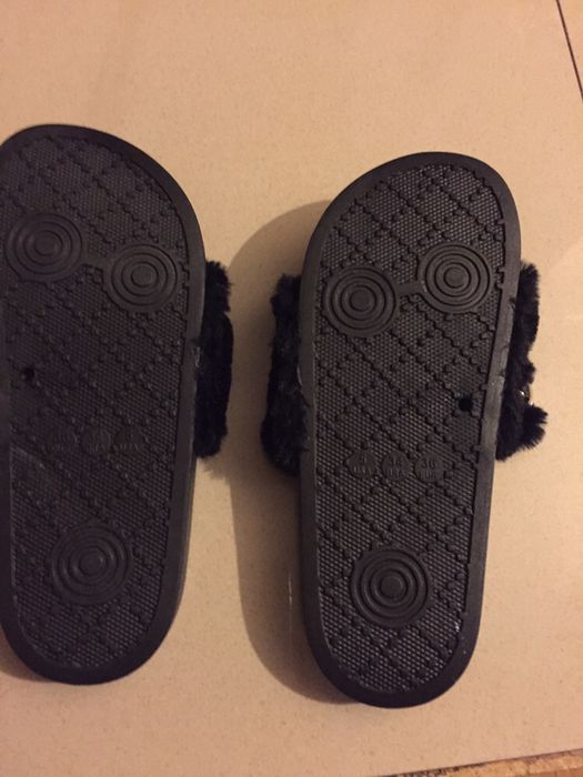 Klapki z cekinkami i puszkiem