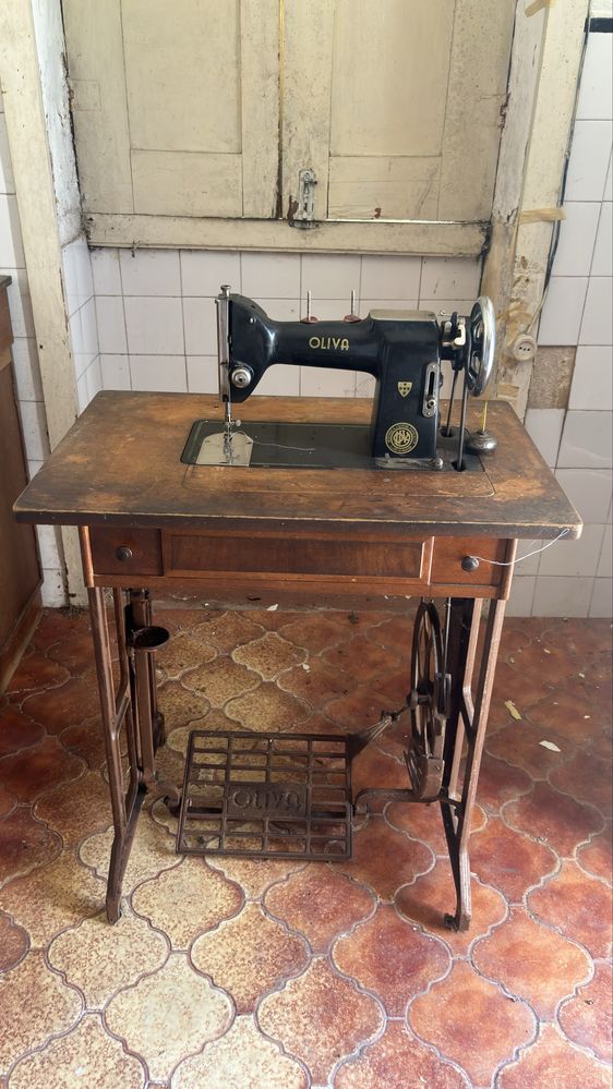 Maquina costura Oliva Antiga
