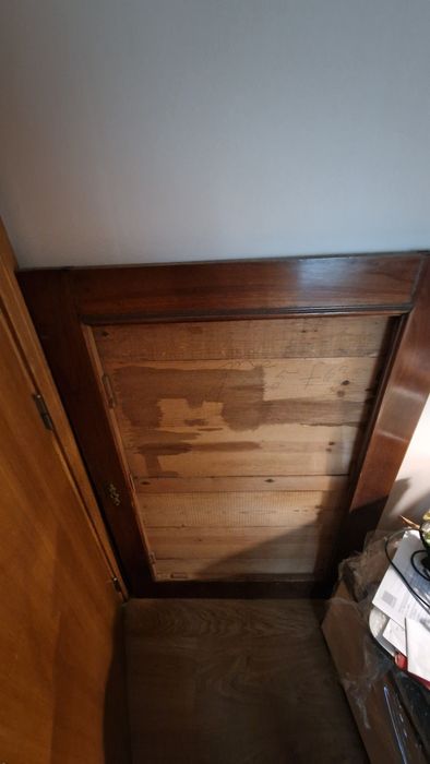 Armário antigo com porta de espelho