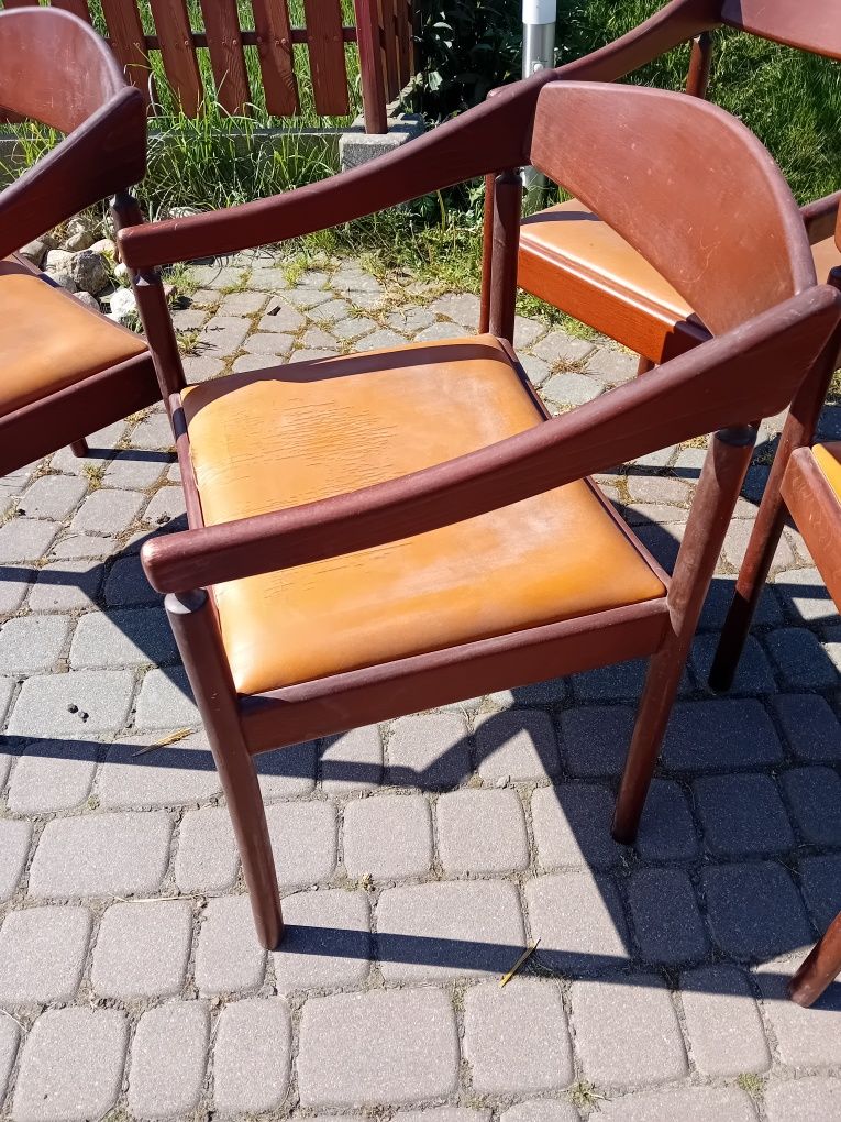 Cztery krzesła marki Thonet.