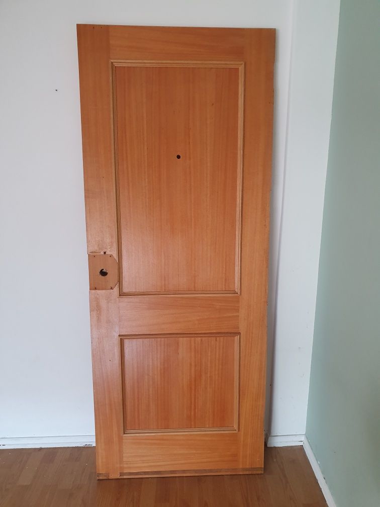 Vendo porta em Faia revestida a chapa de aço com 2,5 mm em perfeitas c