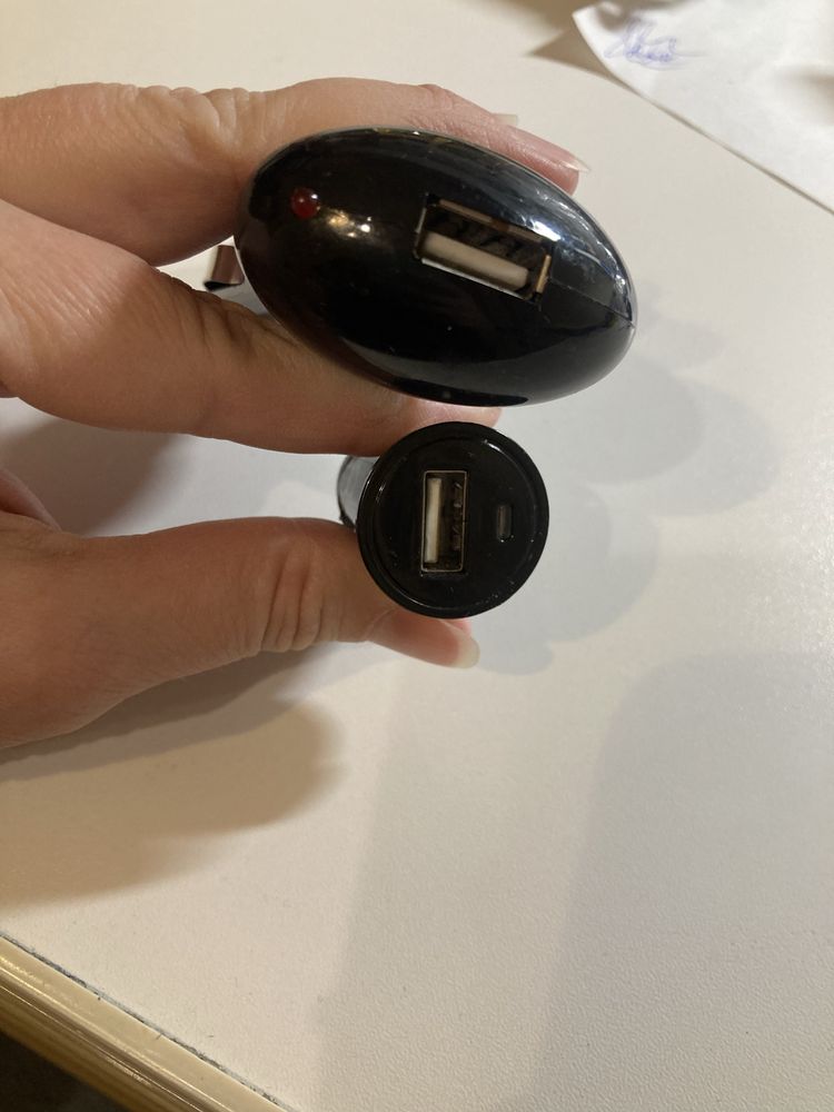 Атомобільний зарядний пристрій