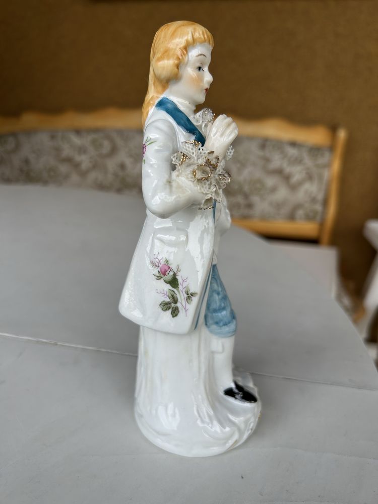 Piękna porcelanowa figurka dworzanin 20cm nr.A46