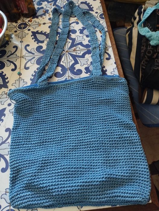 Bolsa em crochê azul escuro
