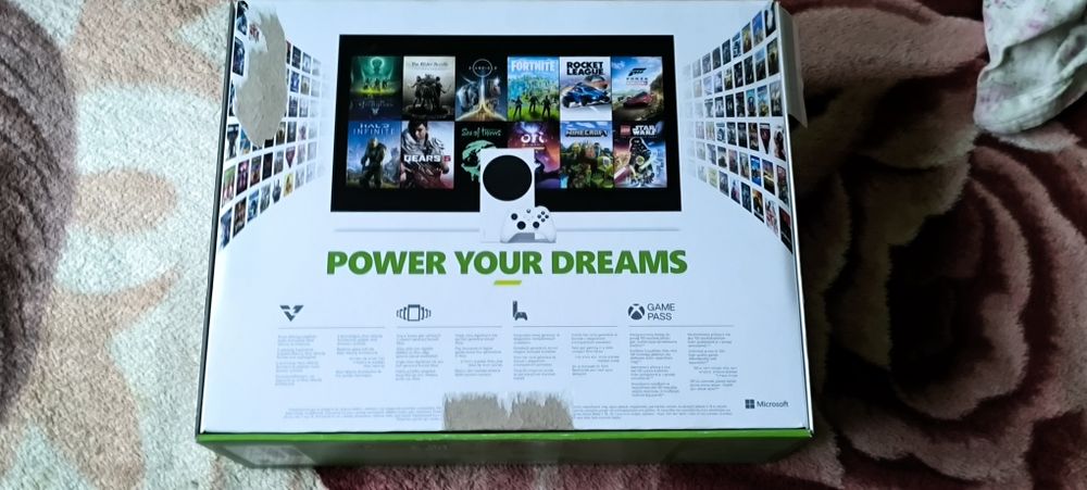 Xbox Series S z pudełkiem (lekko uszkodzonym)