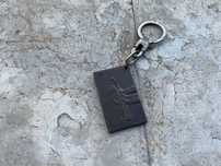 Porta chaves em bronze 25 abril