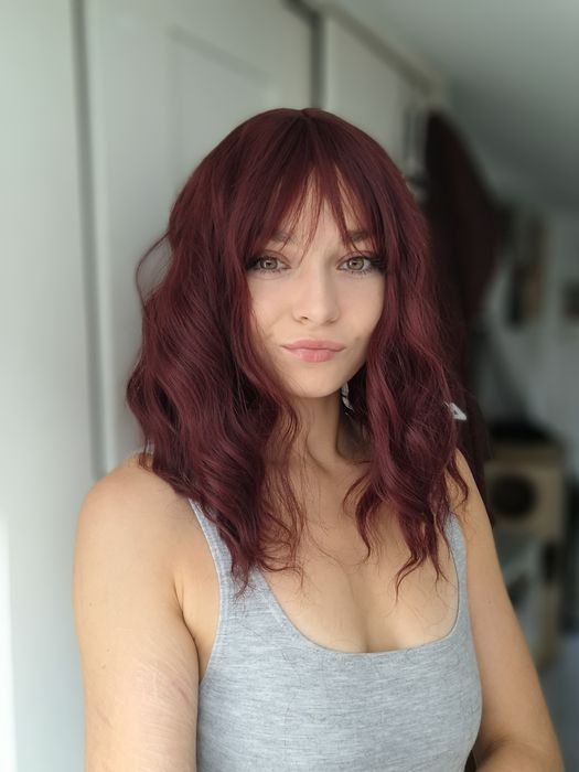 Bordowa burgund peruka wig bob z grzywką cosplay cruella