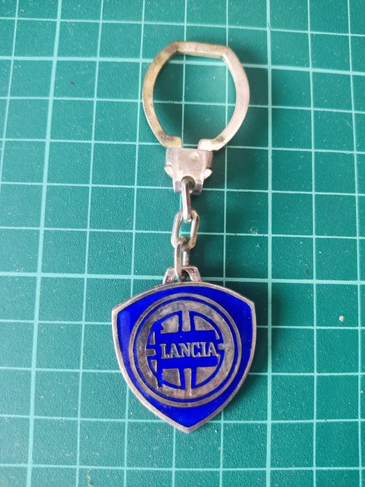 Porta chaves raro em prata e esmalte QuatroRuote Lancia com contraste