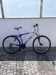 Bicicleta azul em bom estado