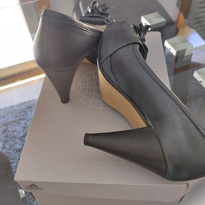 Sapatos azuis abertos à frente