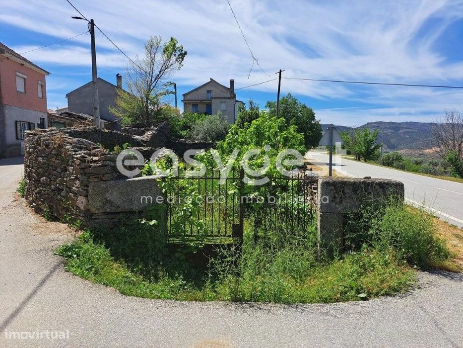 Moradia para recuperar na aldeia de Nozelos, Torre de Moncorvo.