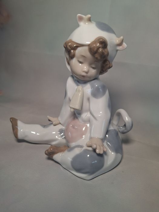Porcelanowa figurka NAO chłopczyk w piżamie