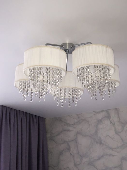 Люстра стельова біла плафони