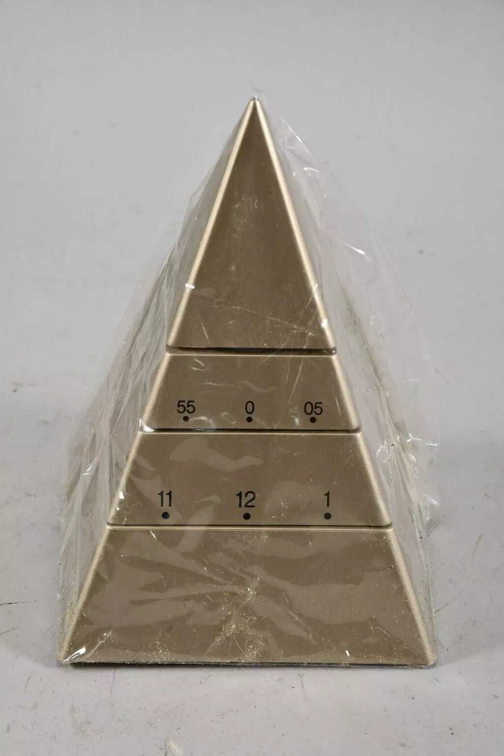 Zegar biurkowy w kształcie piramidy Time Pyramid 1988 Quartz ORYGINAL