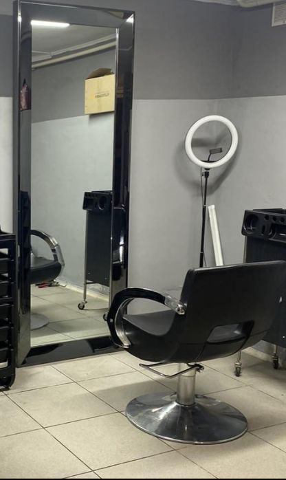 Продам крісло перукаря і дзеркало