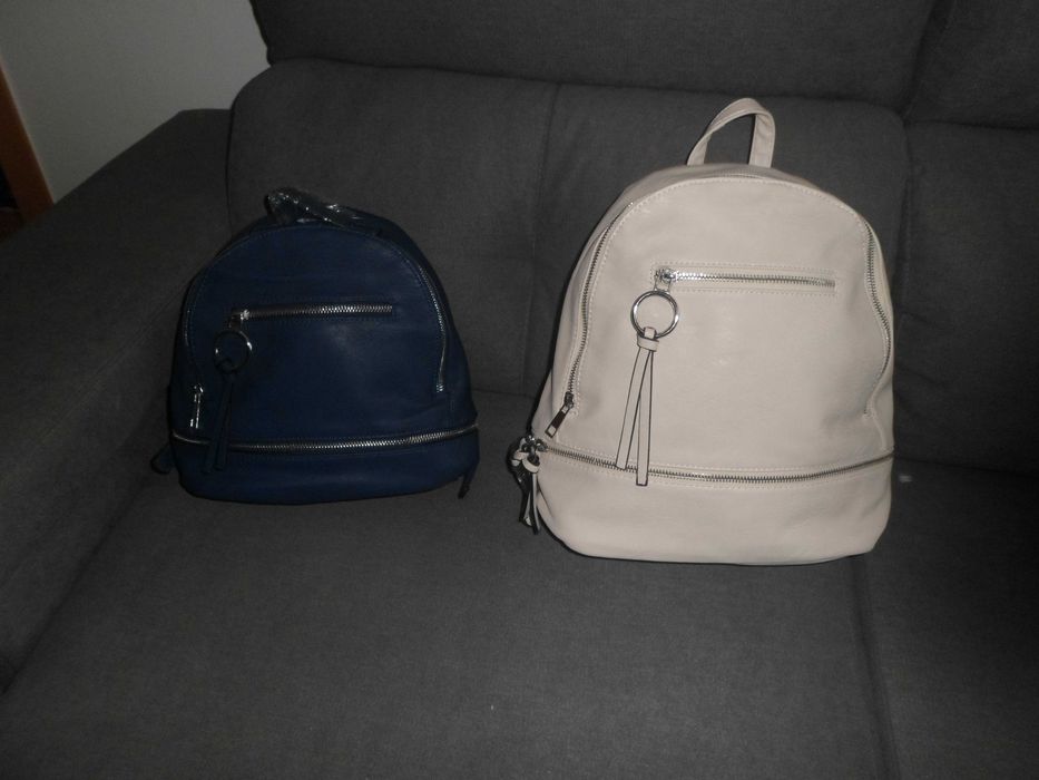 2 mochilas novas com etiquetas cores diferentes