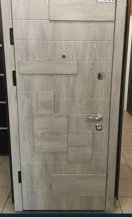 Вхідні металеві двері .