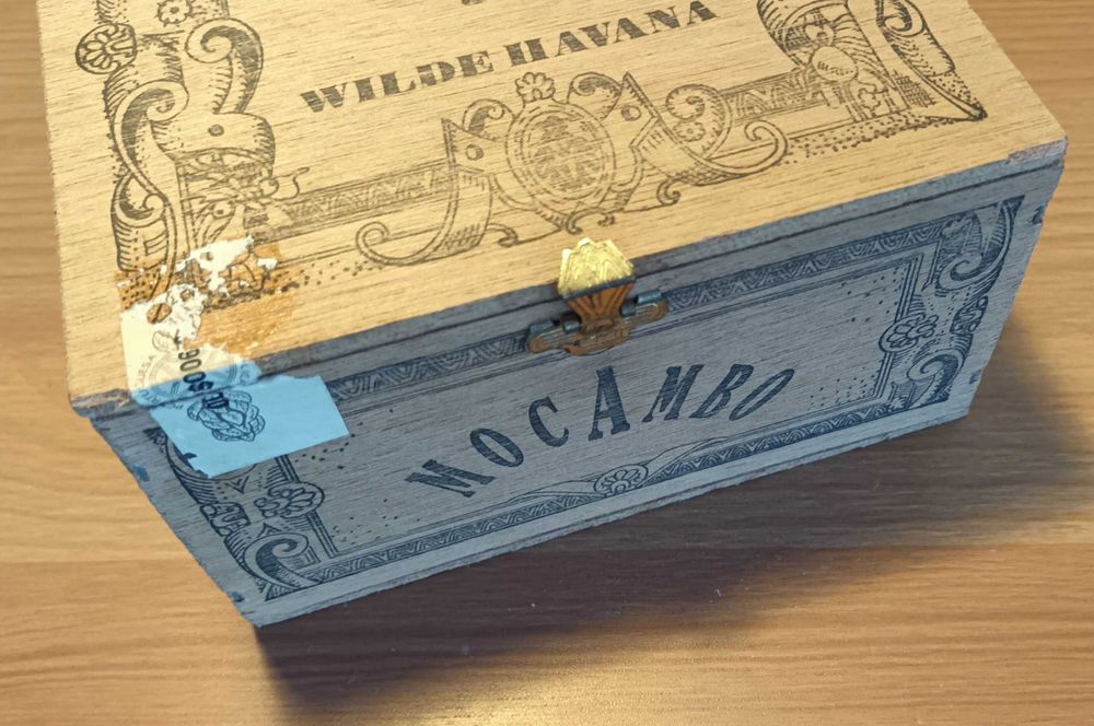 Caixa antiga e vintage em madeira do tabaco "Mocambo"