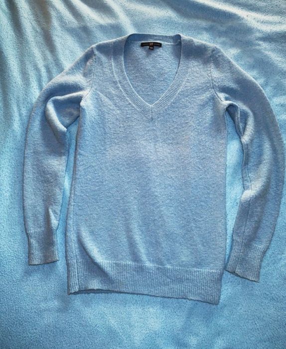 camisola de caxemira azul claro de gola em V