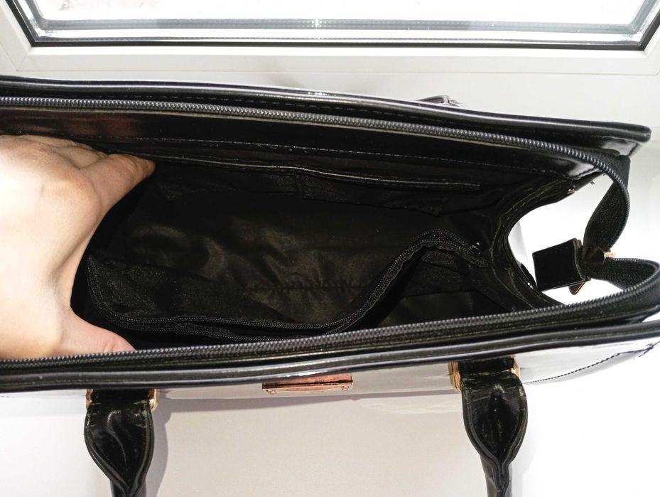 Красива сумка  в діловому стилі