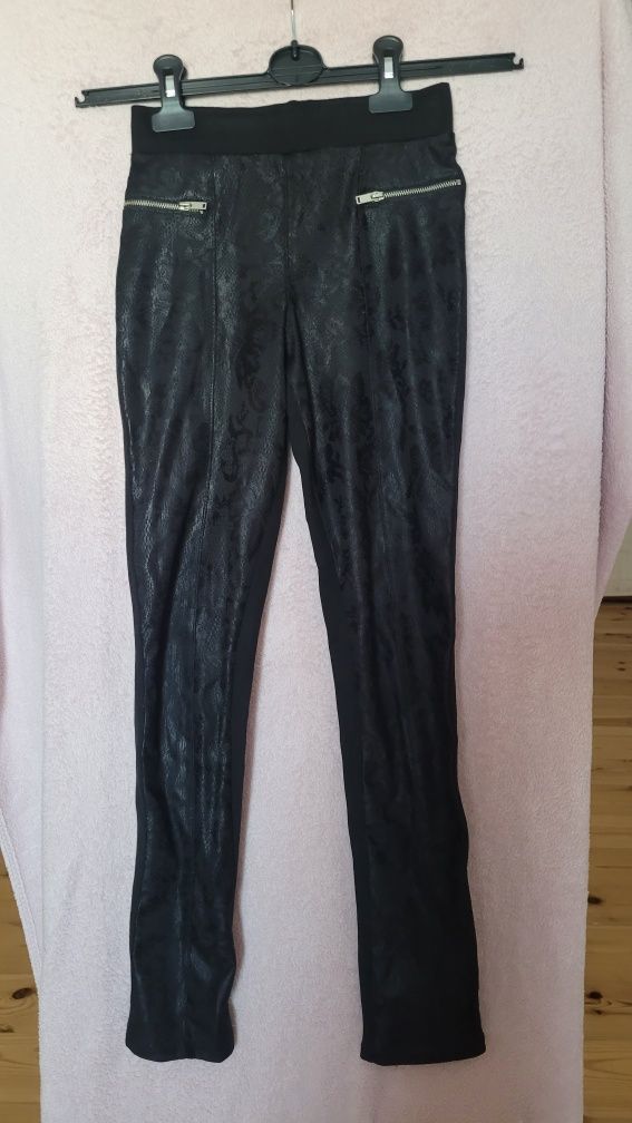 Czarne eleganckie spodnie ze wzorem w kwiatki