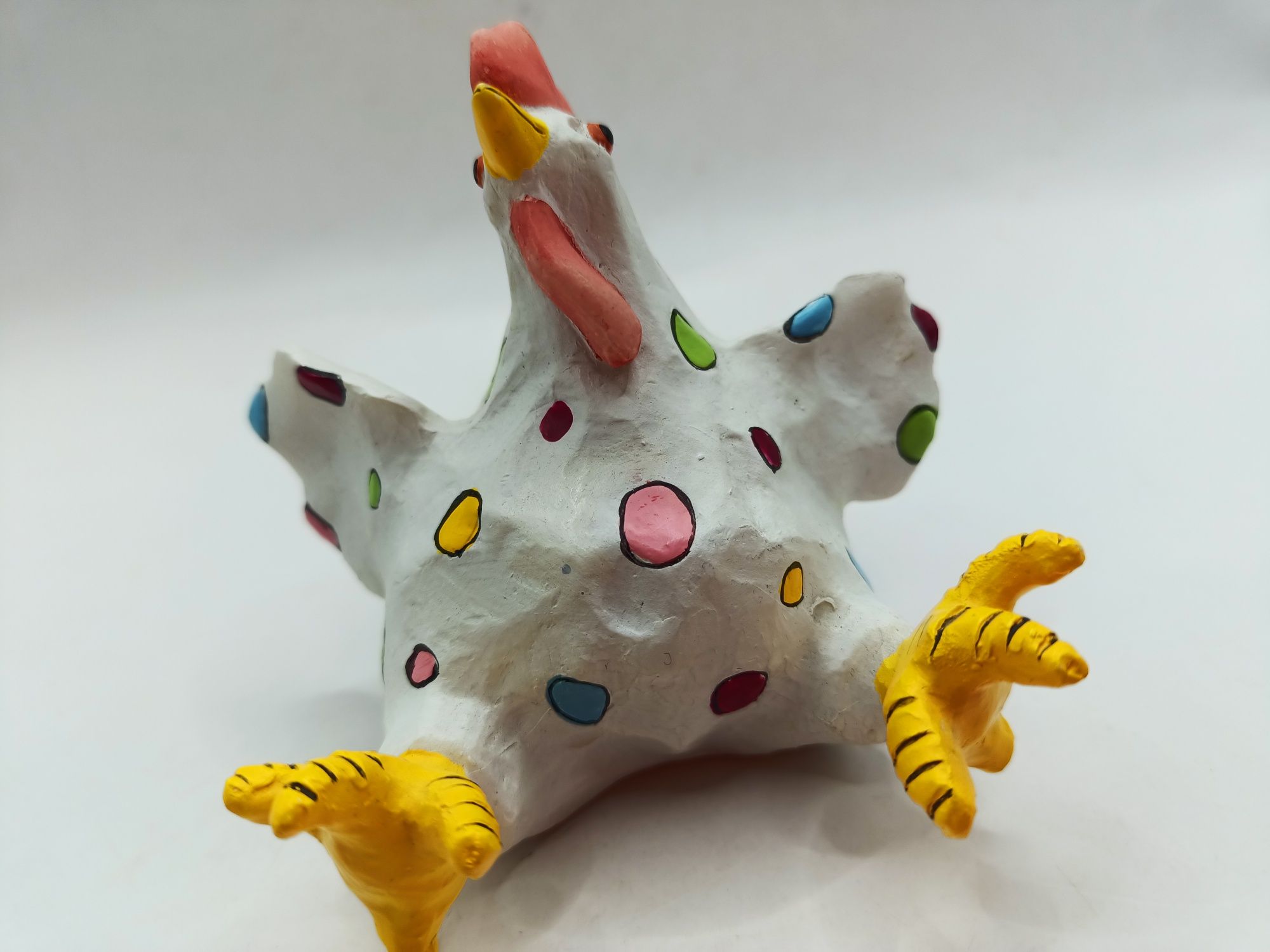 Figurka ceramika gruby ptak kurczak w kolorowe kropki