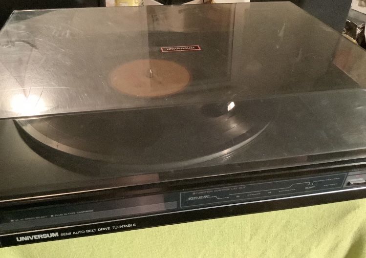 Gramofon Universum. Za 60 zl. Ma swoje lata ale sie trzyma.