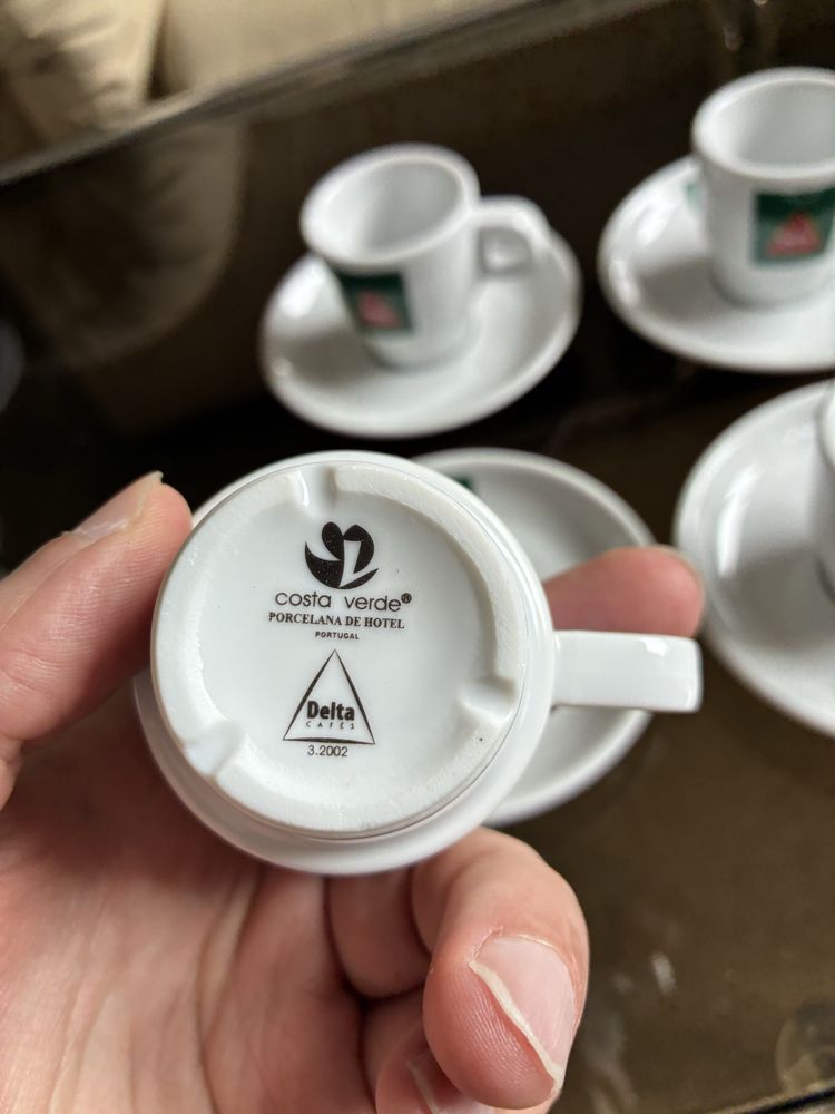 Chavenas de cafe + pires Delta
