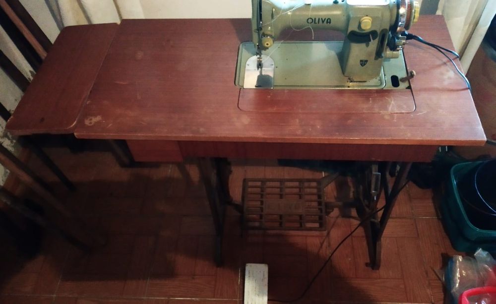 Máquina costura Oliva anos 70
