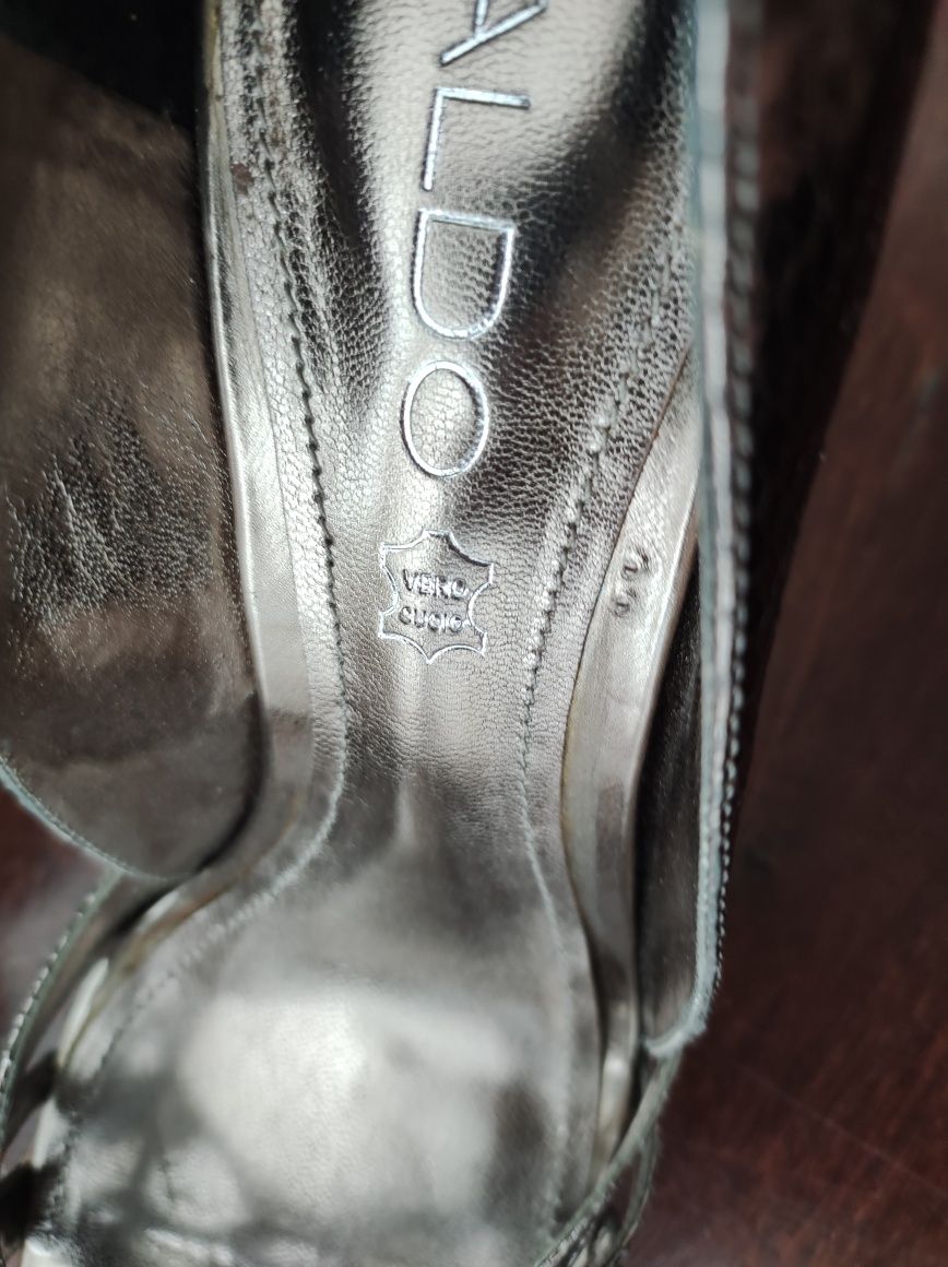 Sapato stiletto marca Aldo em tom cinzento aço, tamanho 38