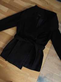 Czarny klasyczny czarny płaszcz  z paseczkiem mohito