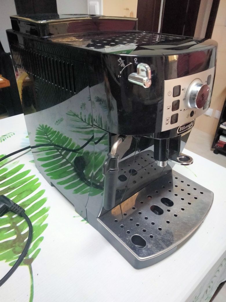 Máquina de café Delonghi.