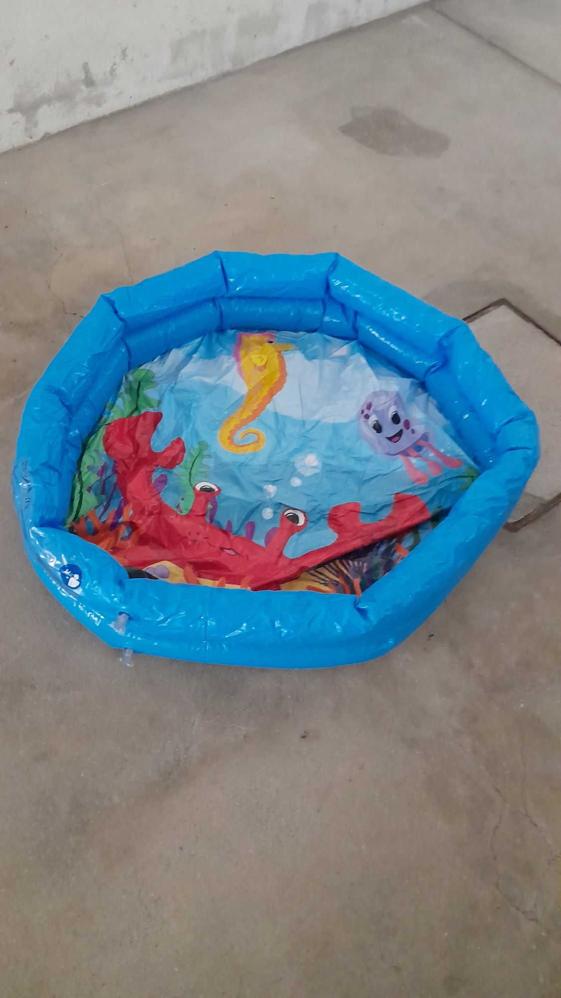 Vendo duas piscinas e boia para bebés