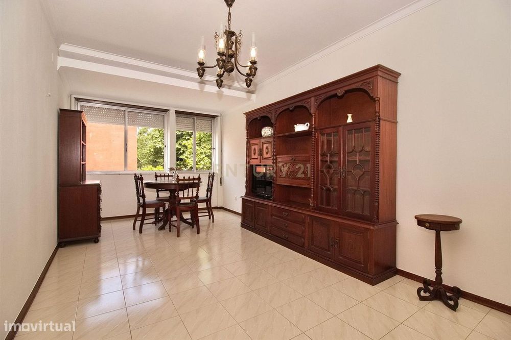 Apartamento T1 com Arrecadação, no Centro da Parede (Rebelva)