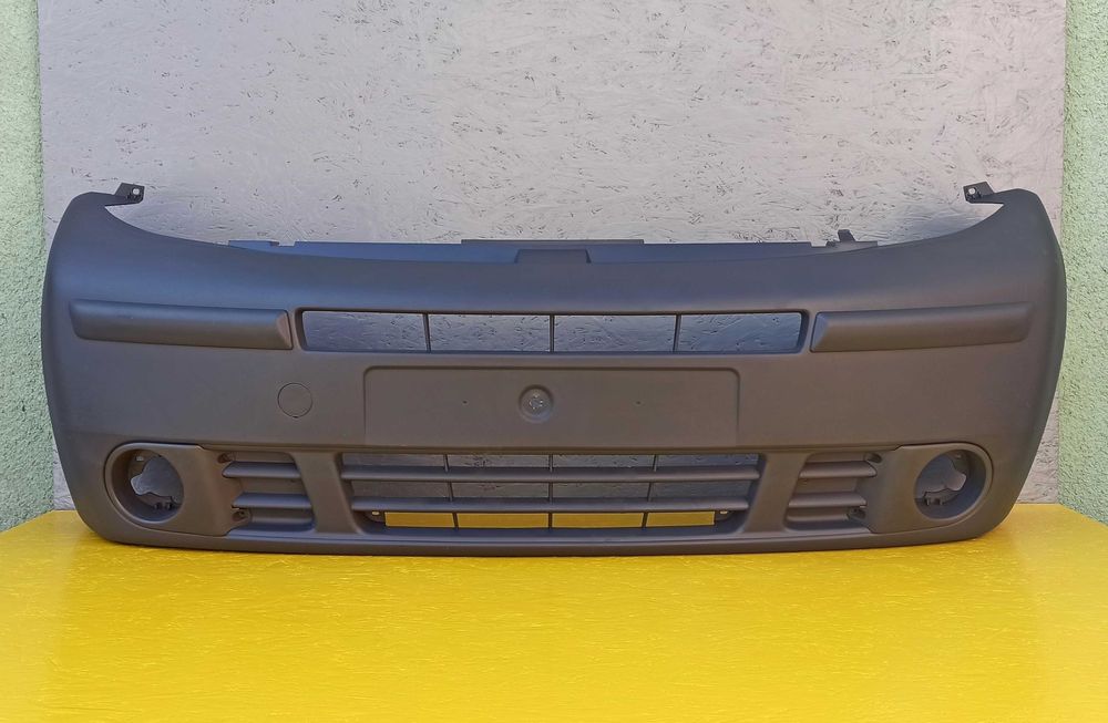 Бампер передний з рамками под ПТФ на Renault Trafic Рено Трафик 01-06р