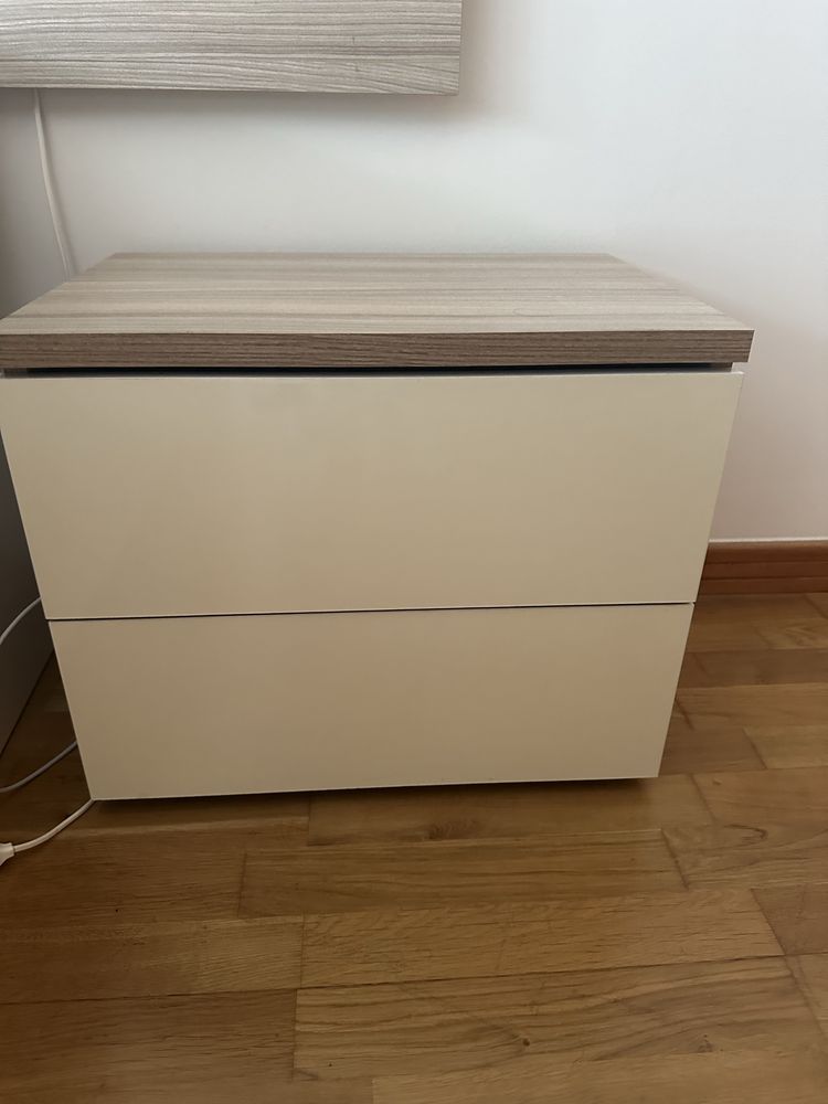 Cabeceira de cama e mesas de cabeceira