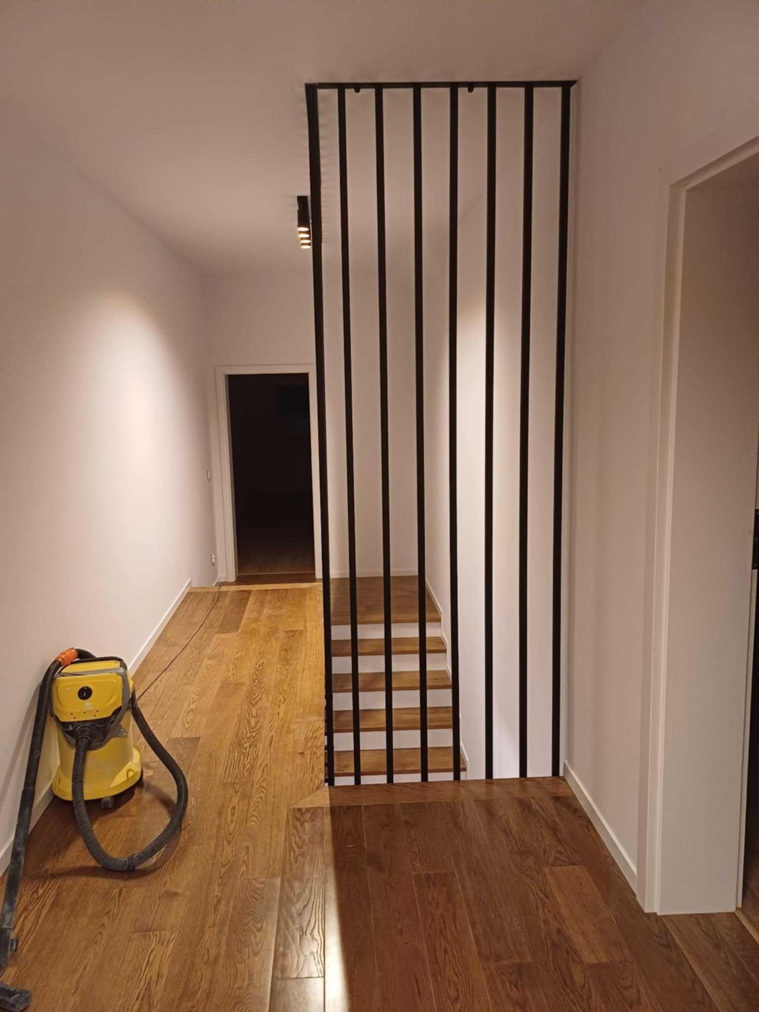 Balustrada pionowa typu harfa, lamele z profila stalowego