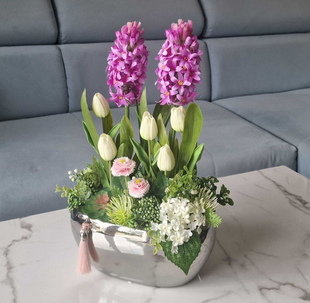 Hiacynty tulipany stokrotki kompozycja