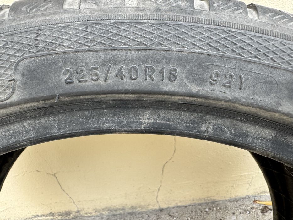 Pneus 225/40 R18 de inverno semi novos