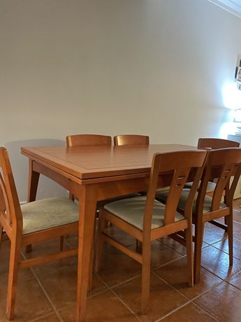 Mesa+cadeiras+vitrines+mesa pequena