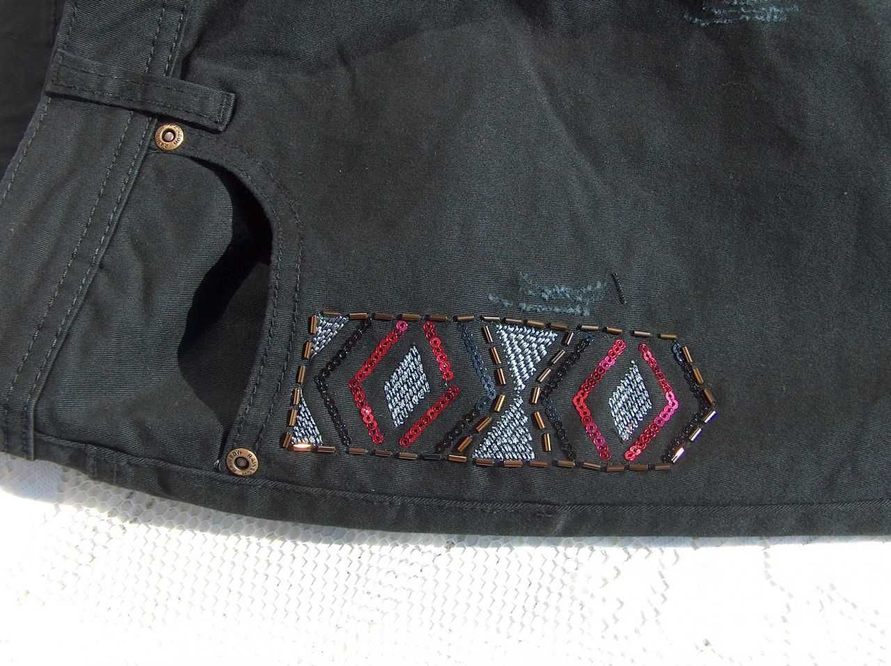 Czarne jeansy z haftem Bonprix
