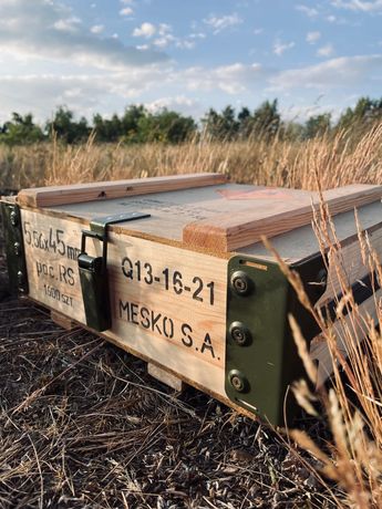 Skrzynia wojskowa na amunicję typu M33 z wyposażeniem survivalowym