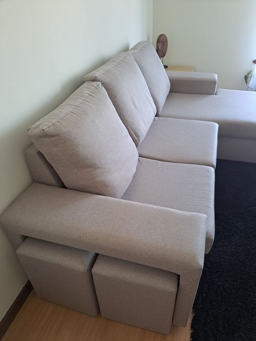 Sofá com chaise longue reversível,  e dois puffs
